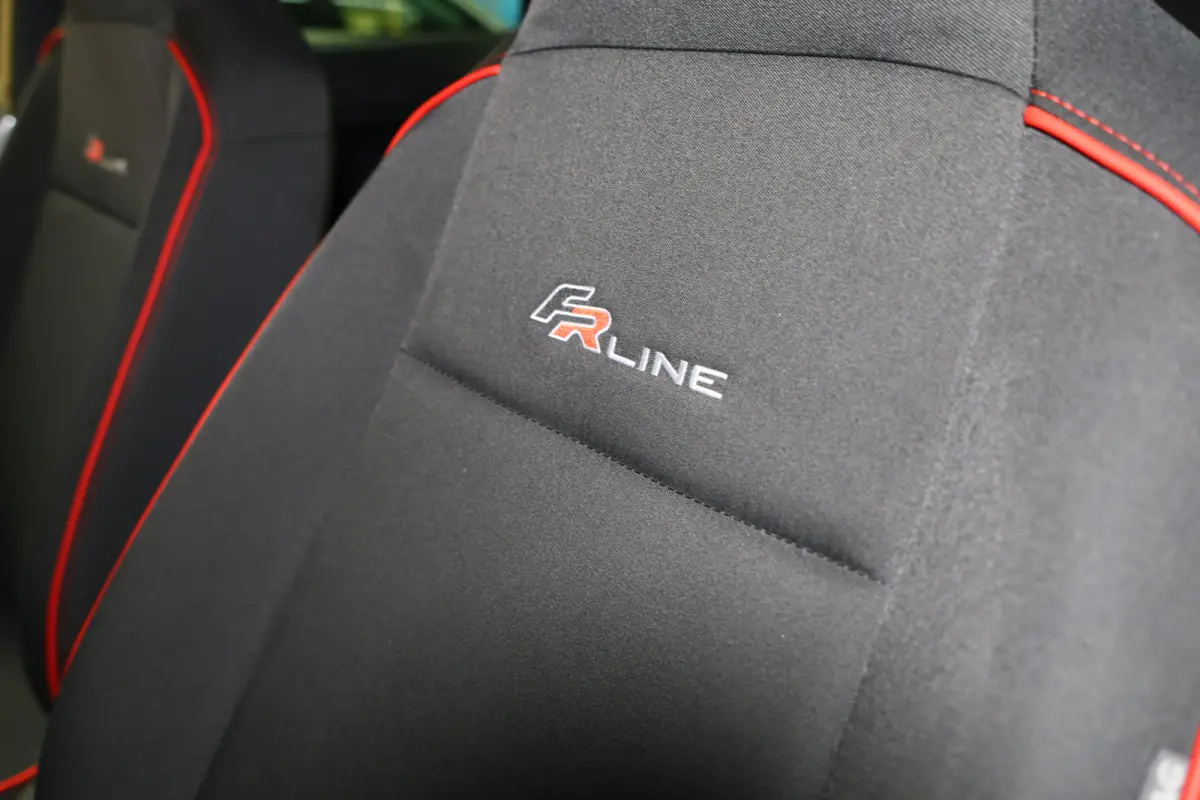 1.0 Sport FR Line AIRCO LM VELGEN BLUTOOTH FR-LINE PDC ACHTER "17