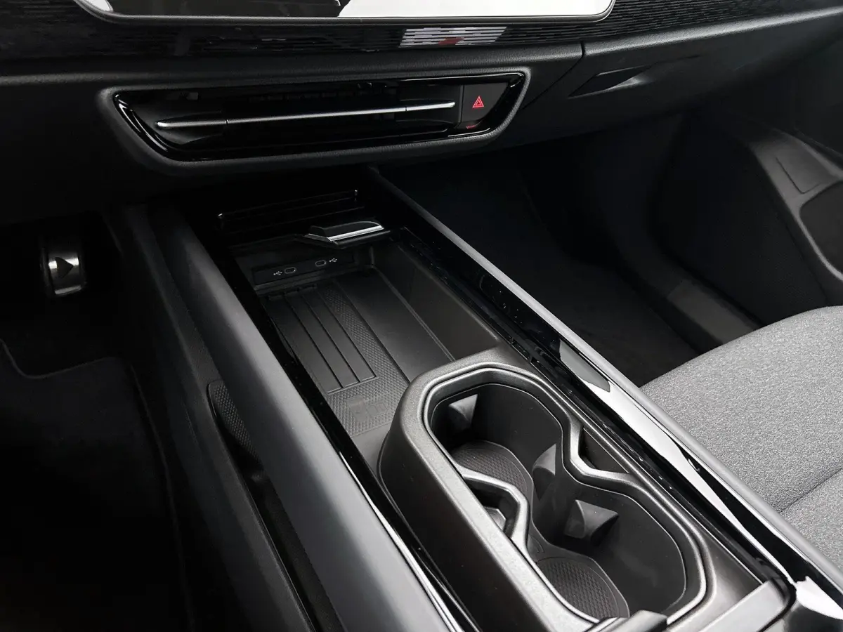 Limited Edition 59 kWh 204pk | Trekhaak inklapbaar | Apple CarPlay en Android Auto | head-updisplay | Adaptive Cruise Control | Voorstoelen verwarmbaar | Automatische airconditioning | Parke
