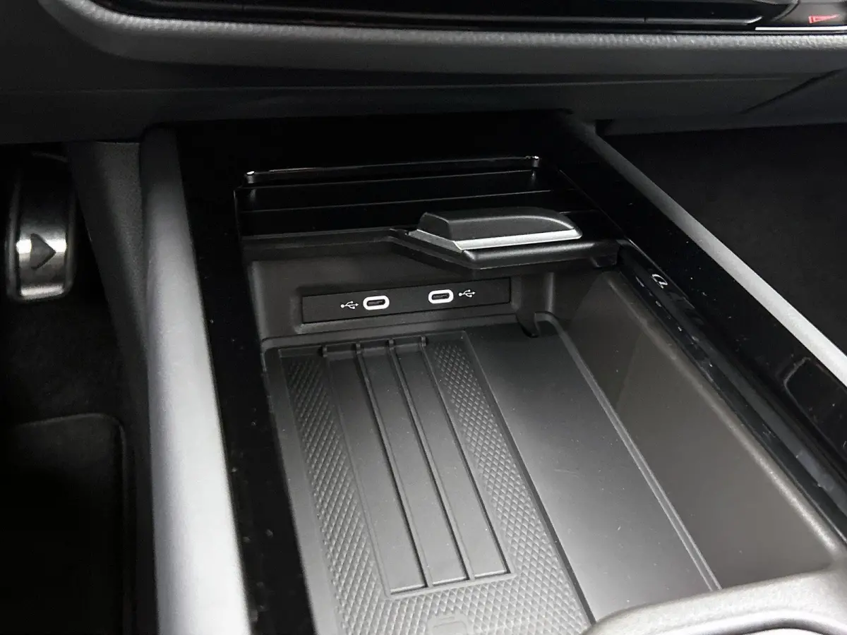 Limited Edition 59 kWh 204pk | Trekhaak inklapbaar | Apple CarPlay en Android Auto | head-updisplay | Adaptive Cruise Control | Voorstoelen verwarmbaar | Automatische airconditioning | Parke