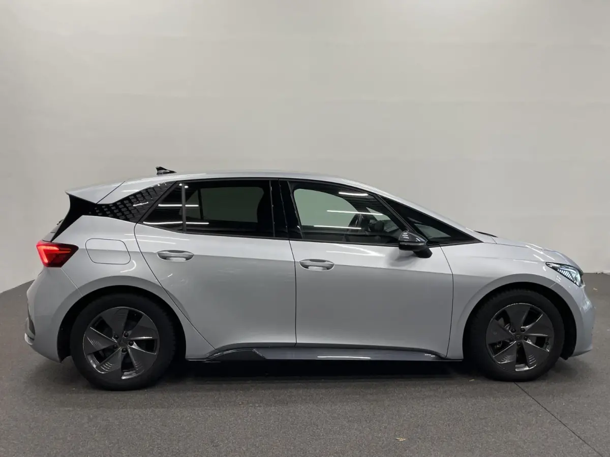 Business 62 kWh Navigatie Apple Carplay/Android Auto Camera Parkeersensoren Adaptive Cruise Control Stuurverwarming Lichtmetalen velgen Climate Control