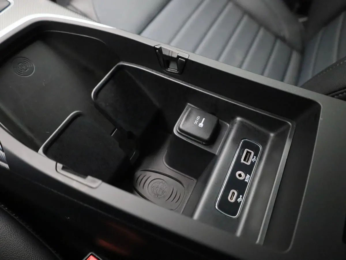 2.0T Sprint | Automaat | Apple Carplay/Android Auto | Pack rijassistentie (ADAS) - niveau 2 | Actief dodehoek waarschuwingssysteem |  Bi-xenon koplampen | Automatic High Beam | Schakelflippe