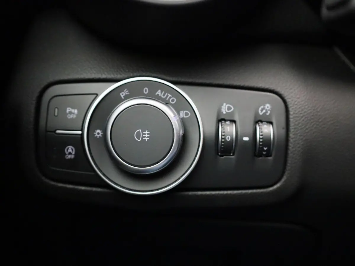 2.0T Sprint | Automaat | Apple Carplay/Android Auto | Pack rijassistentie (ADAS) - niveau 2 | Actief dodehoek waarschuwingssysteem |  Bi-xenon koplampen | Automatic High Beam | Schakelflippe