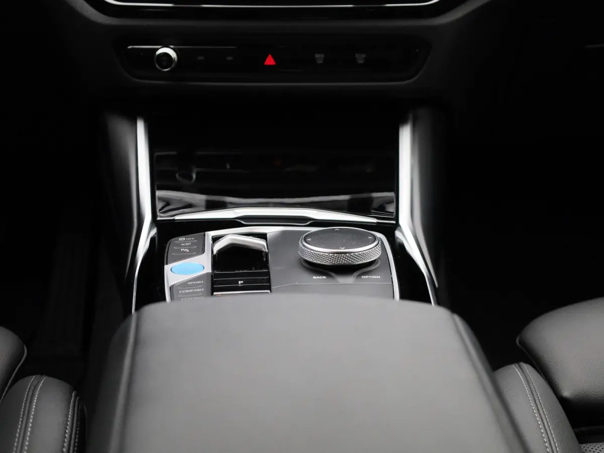eDrive40 | Automaat | Apple Carplay | Camera | Parkeersensoren | Harman/Kardon |