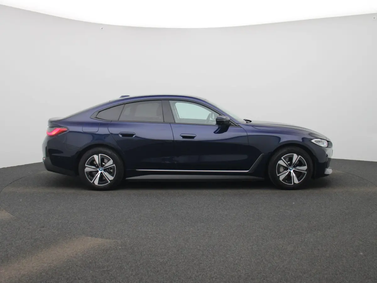 eDrive40 | Automaat | Apple Carplay | Camera | Parkeersensoren | Harman/Kardon |