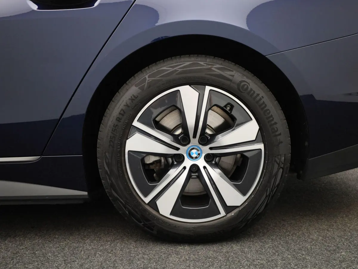 eDrive40 | Automaat | Apple Carplay | Camera | Parkeersensoren | Harman/Kardon |
