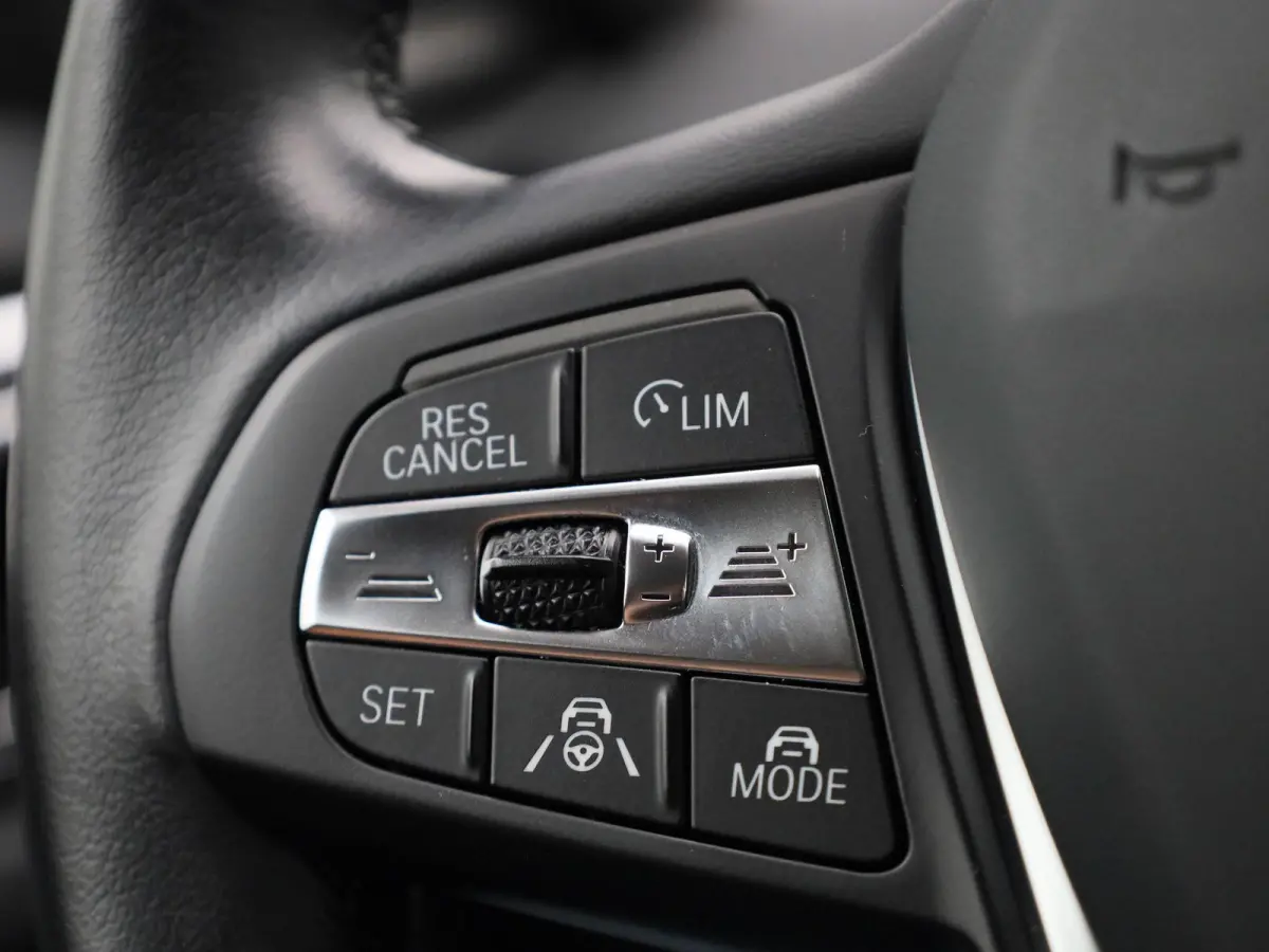 eDrive40 | Automaat | Apple Carplay | Camera | Parkeersensoren | Harman/Kardon |
