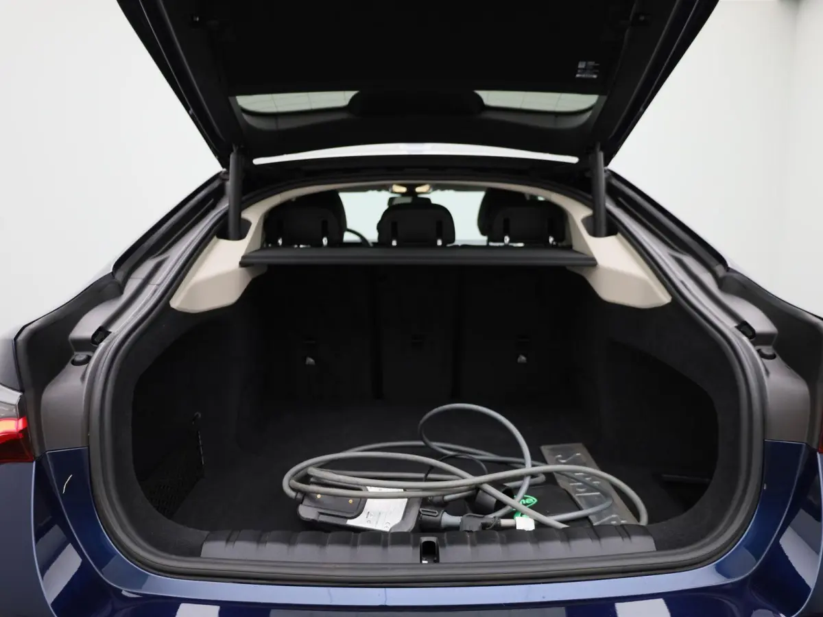 eDrive40 | Automaat | Apple Carplay | Camera | Parkeersensoren | Harman/Kardon |