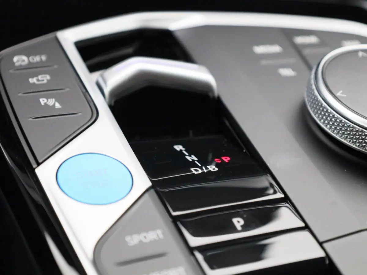 eDrive40 | Automaat | Apple Carplay | Camera | Parkeersensoren | Harman/Kardon |