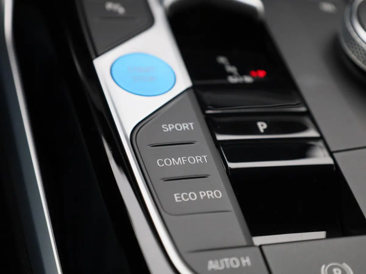 eDrive40 | Automaat | Apple Carplay | Camera | Parkeersensoren | Harman/Kardon |
