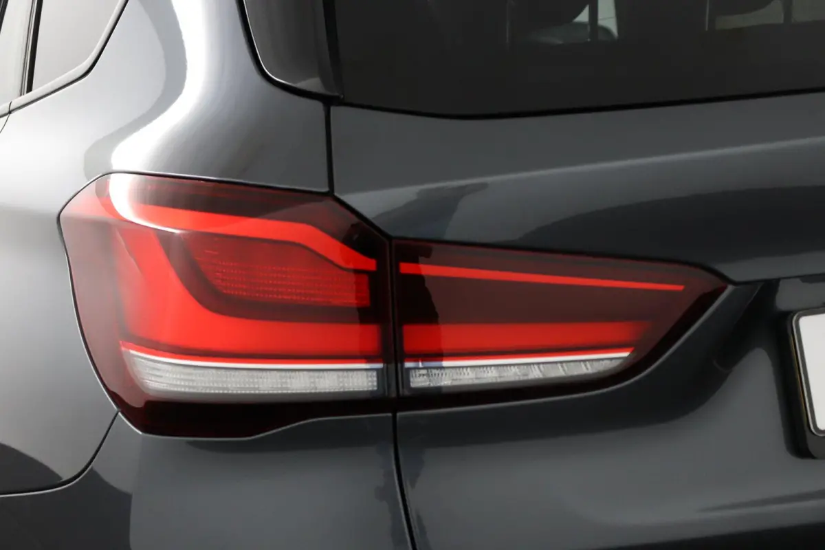 sDrive20i Business Edition Plus M Sportpakket | Stuurwielrand Verwarmd | Head-Up Display | Park Assistant |