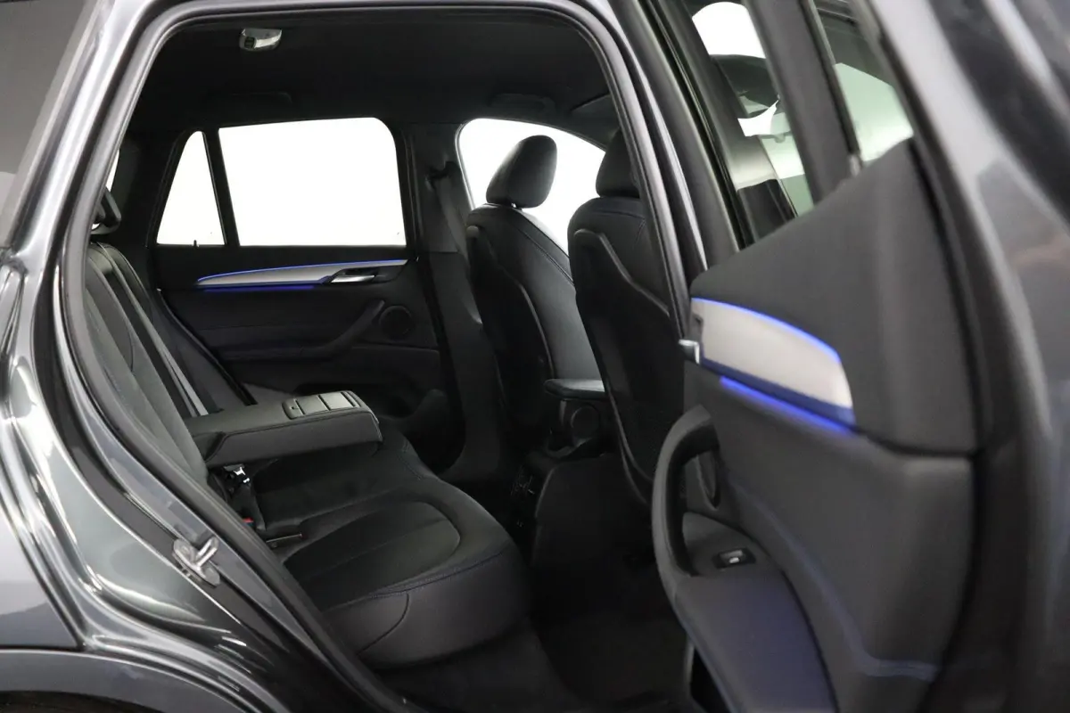 sDrive20i Business Edition Plus M Sportpakket | Stuurwielrand Verwarmd | Head-Up Display | Park Assistant |