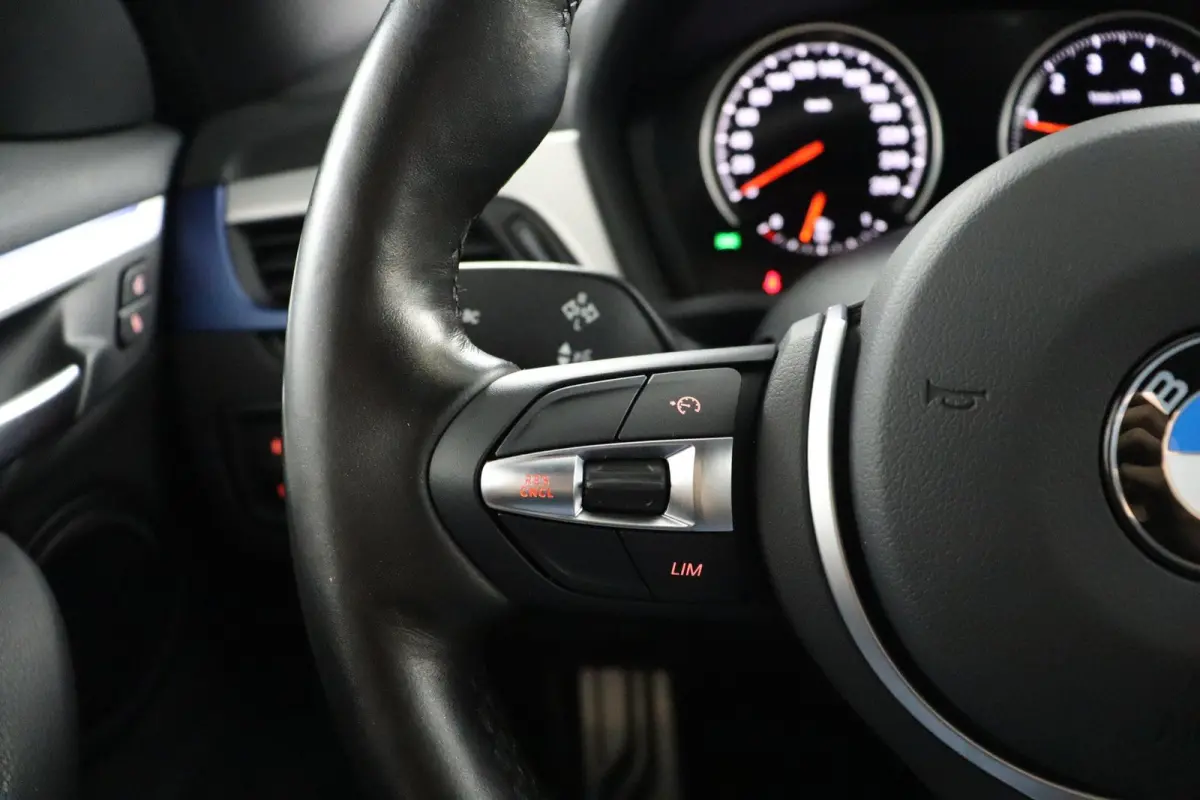 sDrive20i Business Edition Plus M Sportpakket | Stuurwielrand Verwarmd | Head-Up Display | Park Assistant |