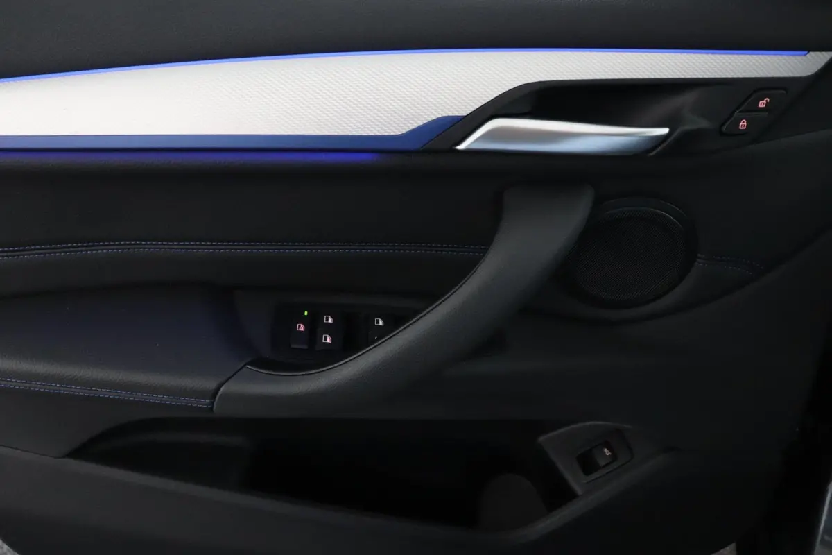 sDrive20i Business Edition Plus M Sportpakket | Stuurwielrand Verwarmd | Head-Up Display | Park Assistant |