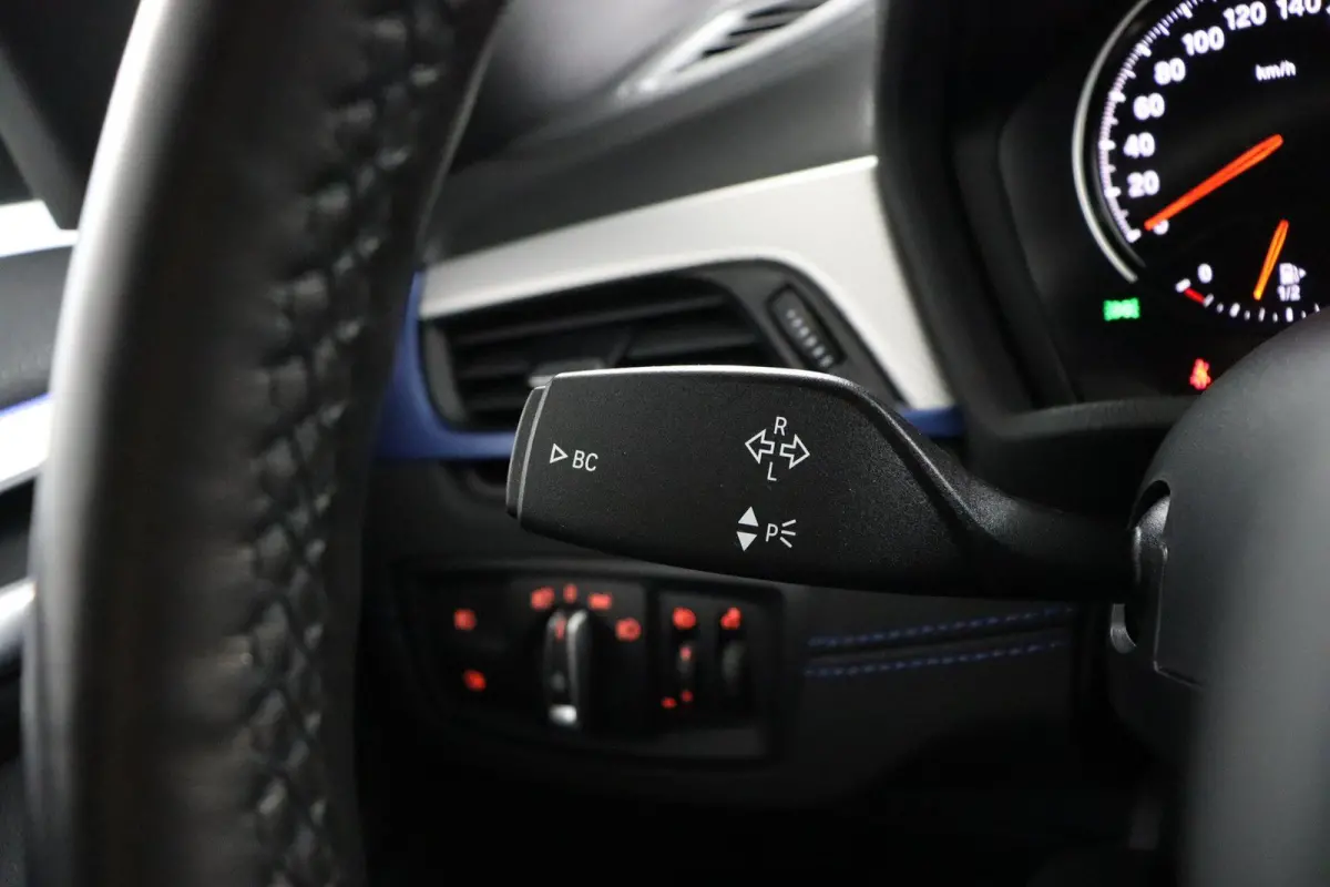 sDrive20i Business Edition Plus M Sportpakket | Stuurwielrand Verwarmd | Head-Up Display | Park Assistant |