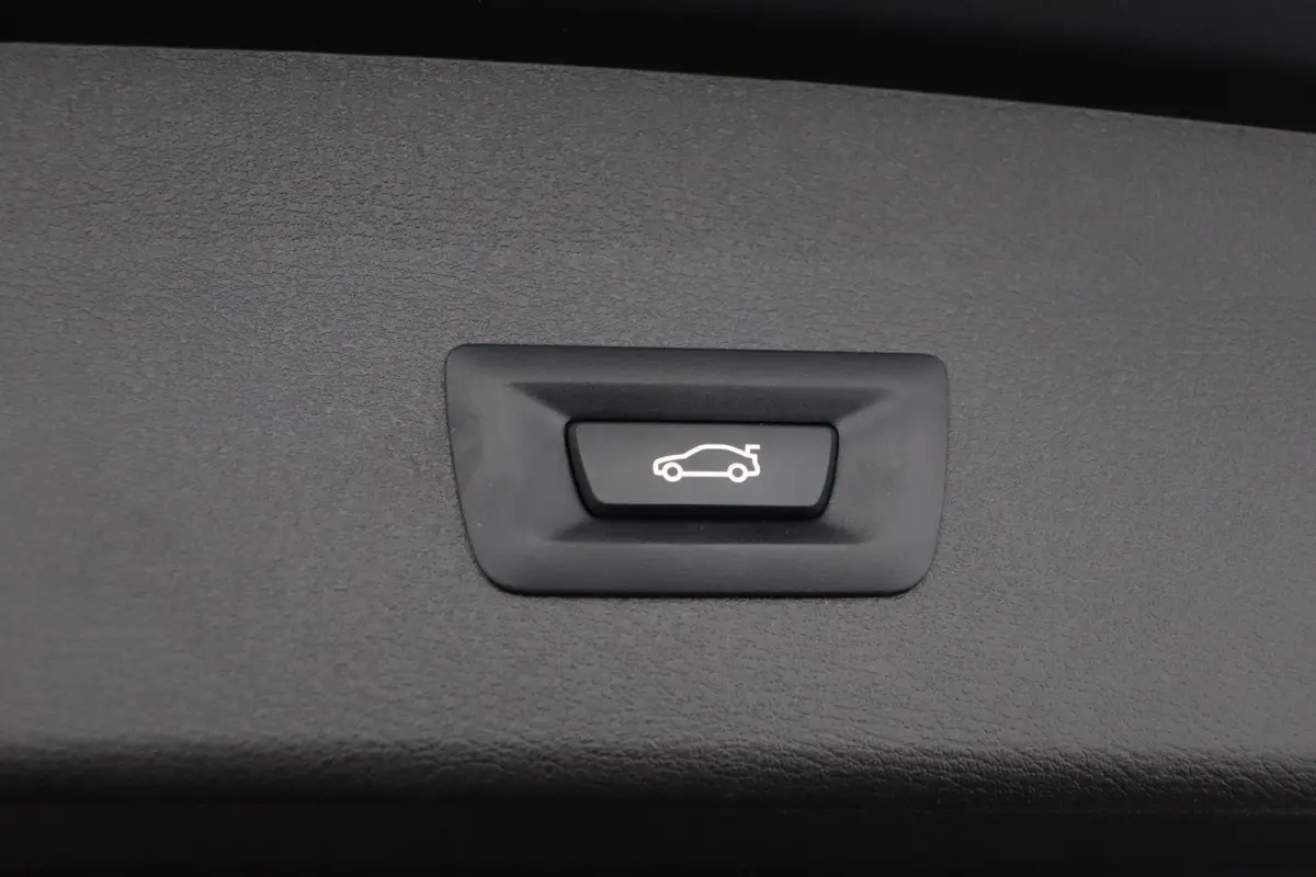 sDrive20i Business Edition Plus M Sportpakket | Stuurwielrand Verwarmd | Head-Up Display | Park Assistant |