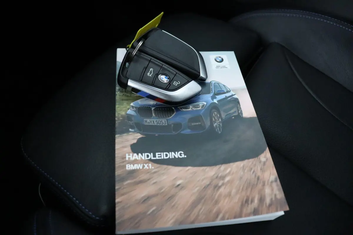 sDrive20i Business Edition Plus M Sportpakket | Stuurwielrand Verwarmd | Head-Up Display | Park Assistant |