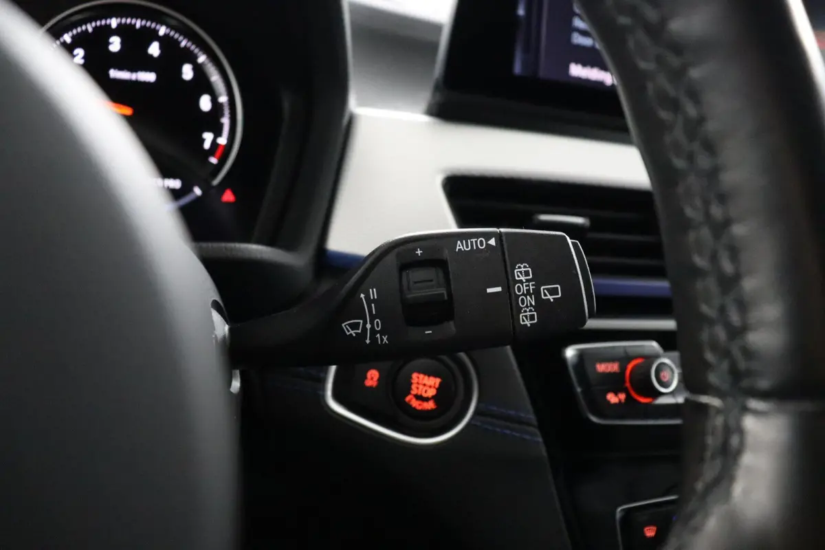 sDrive20i Business Edition Plus M Sportpakket | Stuurwielrand Verwarmd | Head-Up Display | Park Assistant |