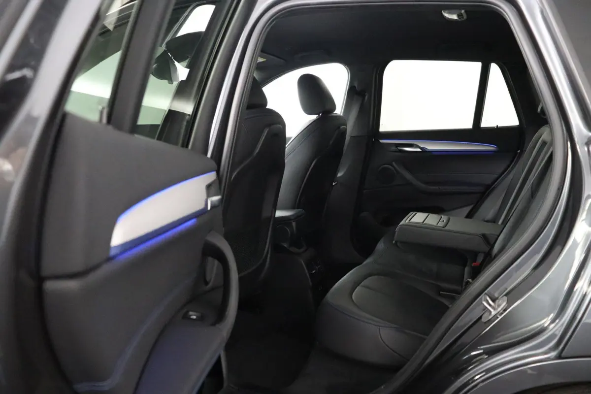 sDrive20i Business Edition Plus M Sportpakket | Stuurwielrand Verwarmd | Head-Up Display | Park Assistant |