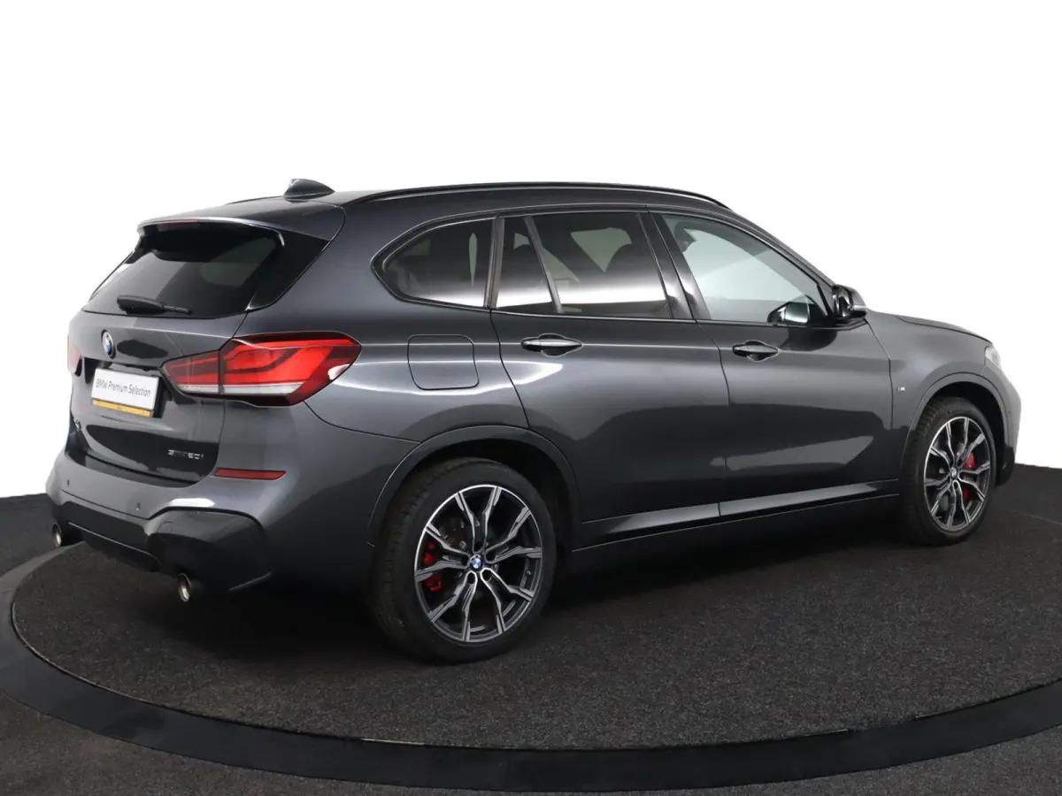 sDrive20i Business Edition Plus M Sportpakket | Stuurwielrand Verwarmd | Head-Up Display | Park Assistant |