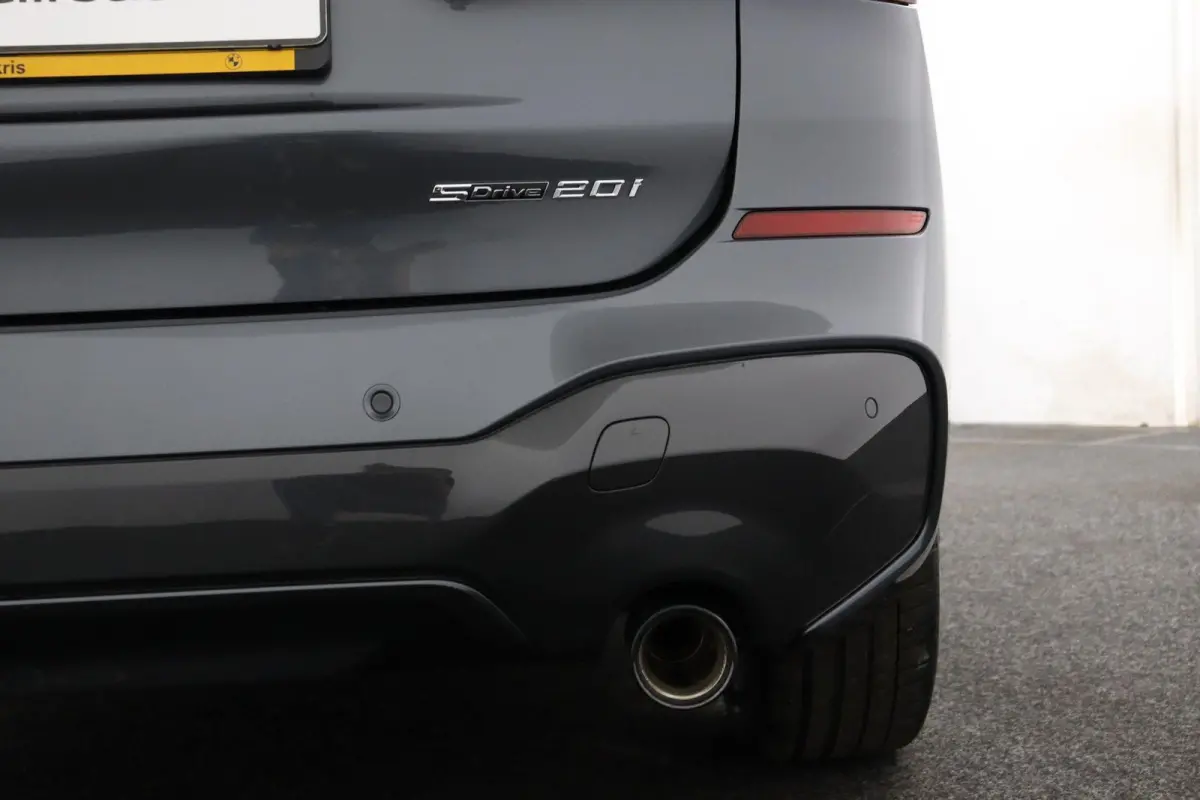 sDrive20i Business Edition Plus M Sportpakket | Stuurwielrand Verwarmd | Head-Up Display | Park Assistant |