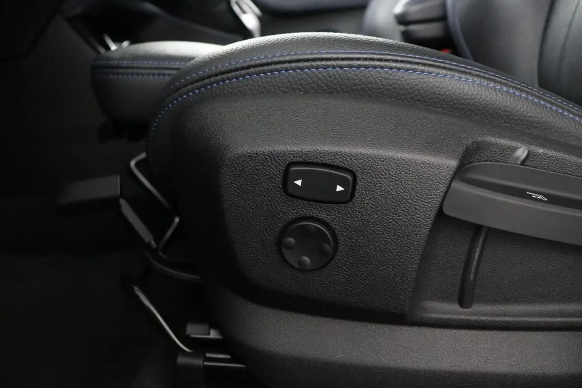 sDrive20i Business Edition Plus M Sportpakket | Stuurwielrand Verwarmd | Head-Up Display | Park Assistant |