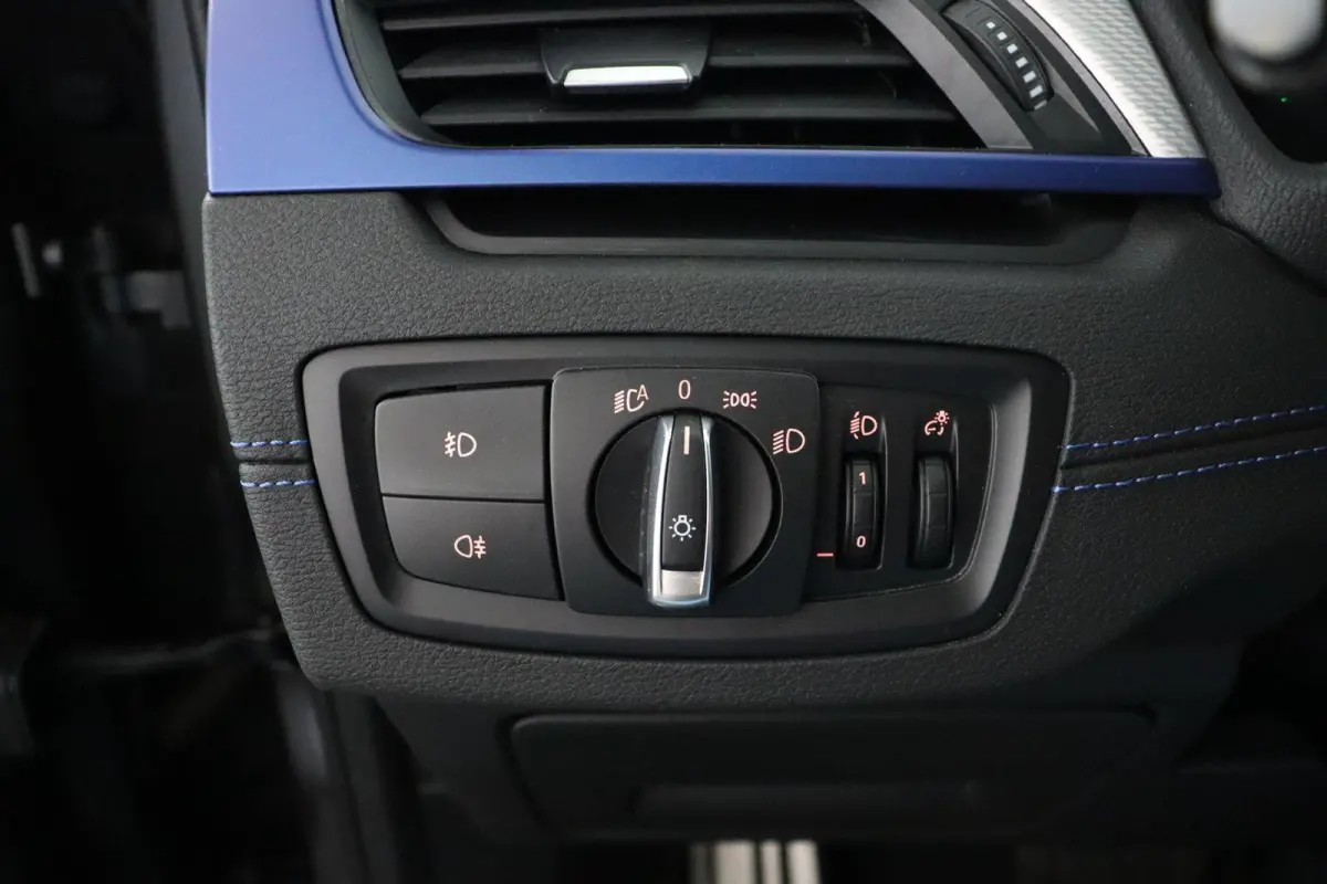 sDrive20i Business Edition Plus M Sportpakket | Stuurwielrand Verwarmd | Head-Up Display | Park Assistant |