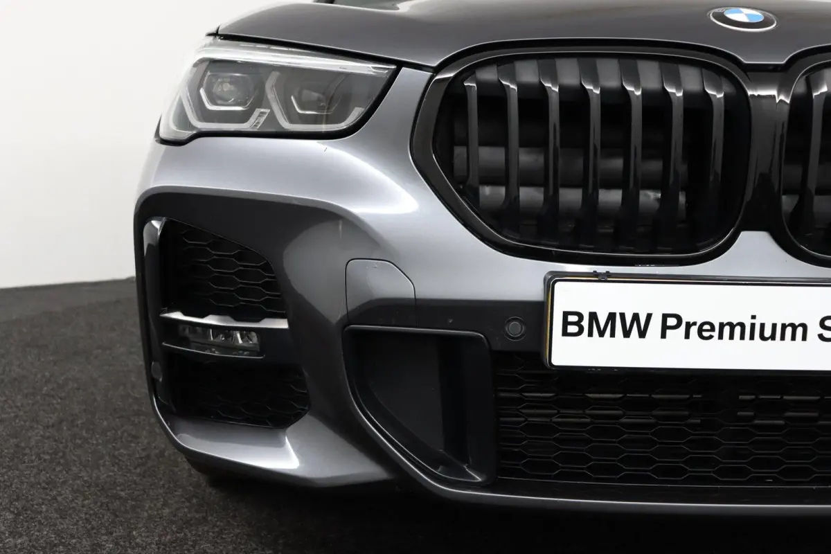 sDrive20i Business Edition Plus M Sportpakket | Stuurwielrand Verwarmd | Head-Up Display | Park Assistant |