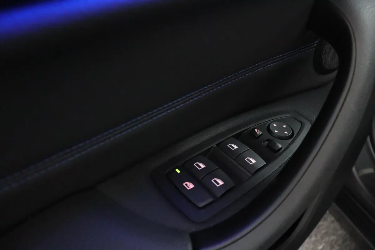 sDrive20i Business Edition Plus M Sportpakket | Stuurwielrand Verwarmd | Head-Up Display | Park Assistant |