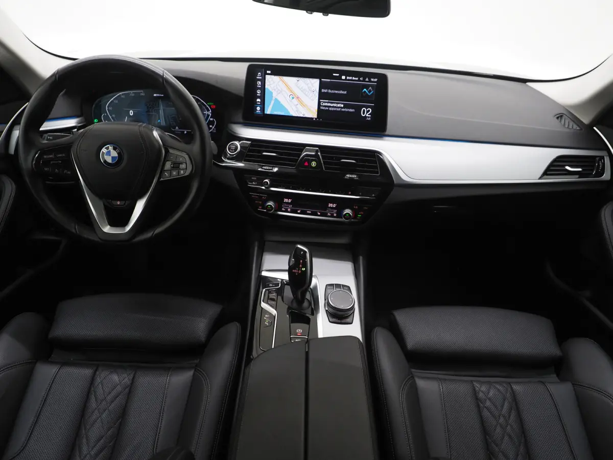 530e | Leder | Trekhaak | Keyless | Camera | Sfeerlicht | Dodehoek | Cruise | Carplay
