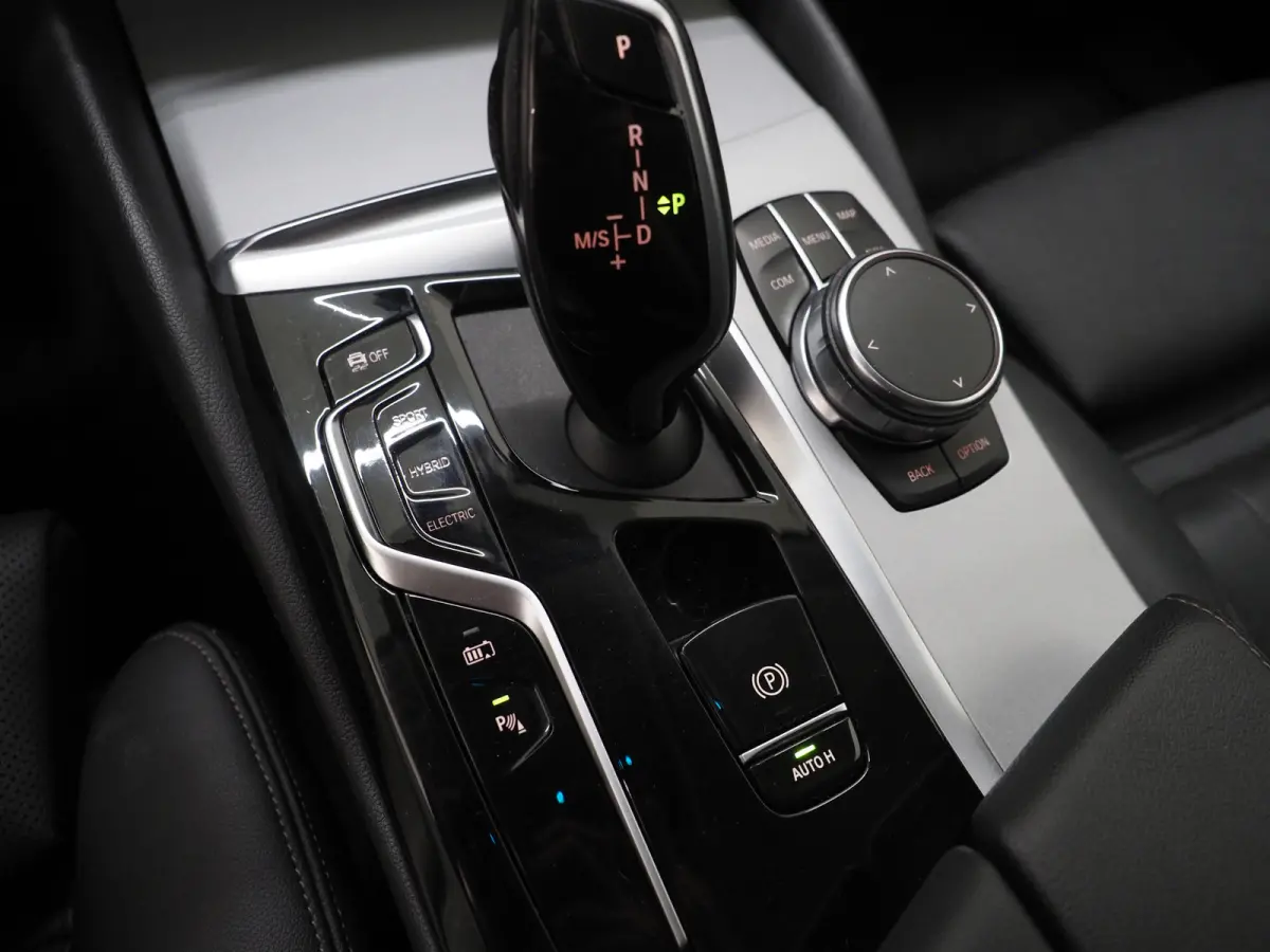 530e | Leder | Trekhaak | Keyless | Camera | Sfeerlicht | Dodehoek | Cruise | Carplay