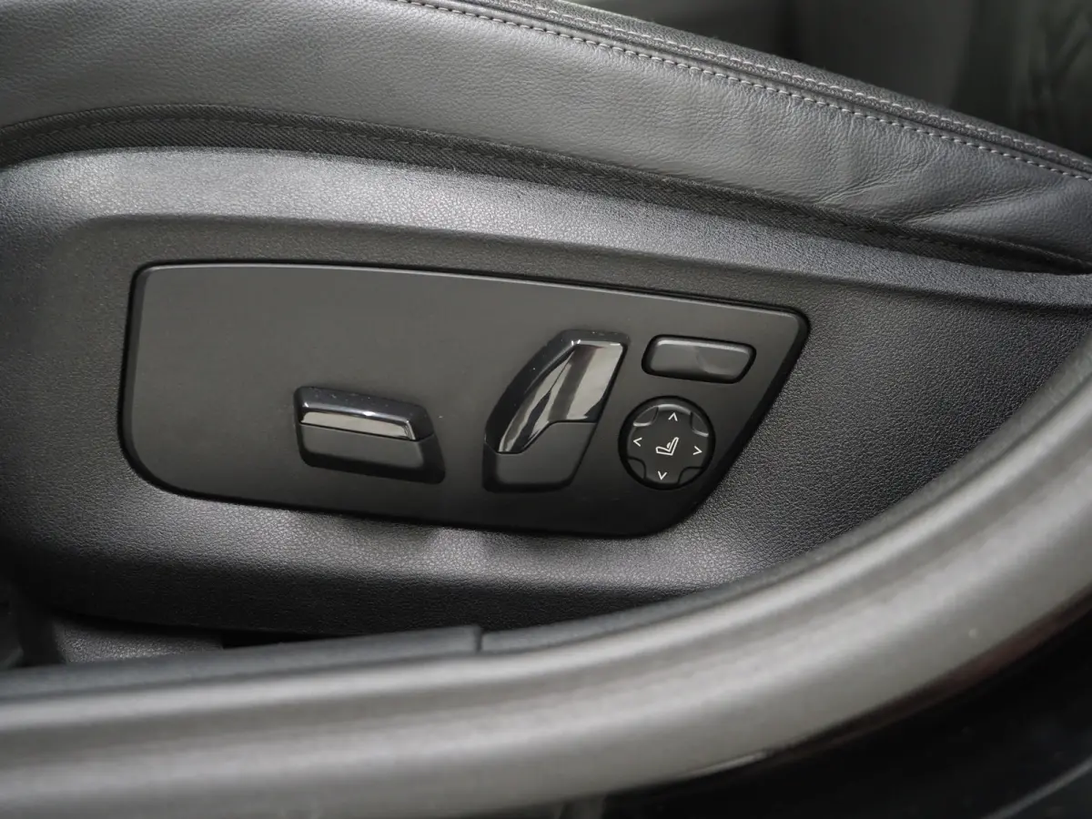 530e | Leder | Trekhaak | Keyless | Camera | Sfeerlicht | Dodehoek | Cruise | Carplay