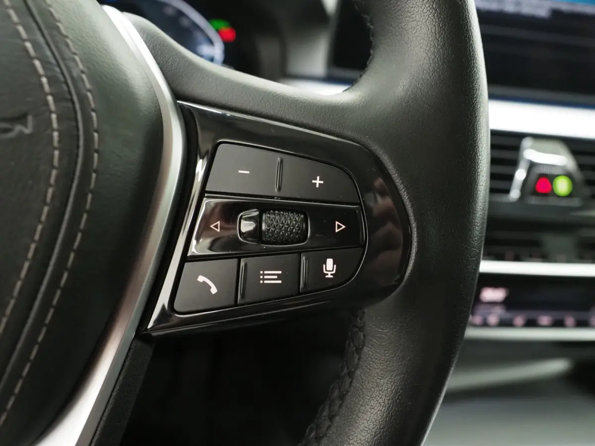 530e | Leder | Trekhaak | Keyless | Camera | Sfeerlicht | Dodehoek | Cruise | Carplay