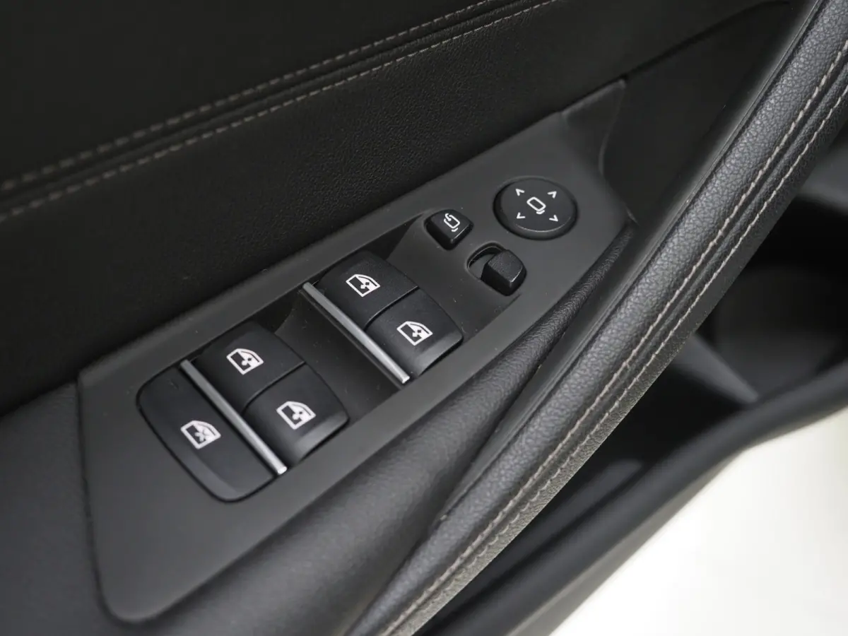 530e | Leder | Trekhaak | Keyless | Camera | Sfeerlicht | Dodehoek | Cruise | Carplay