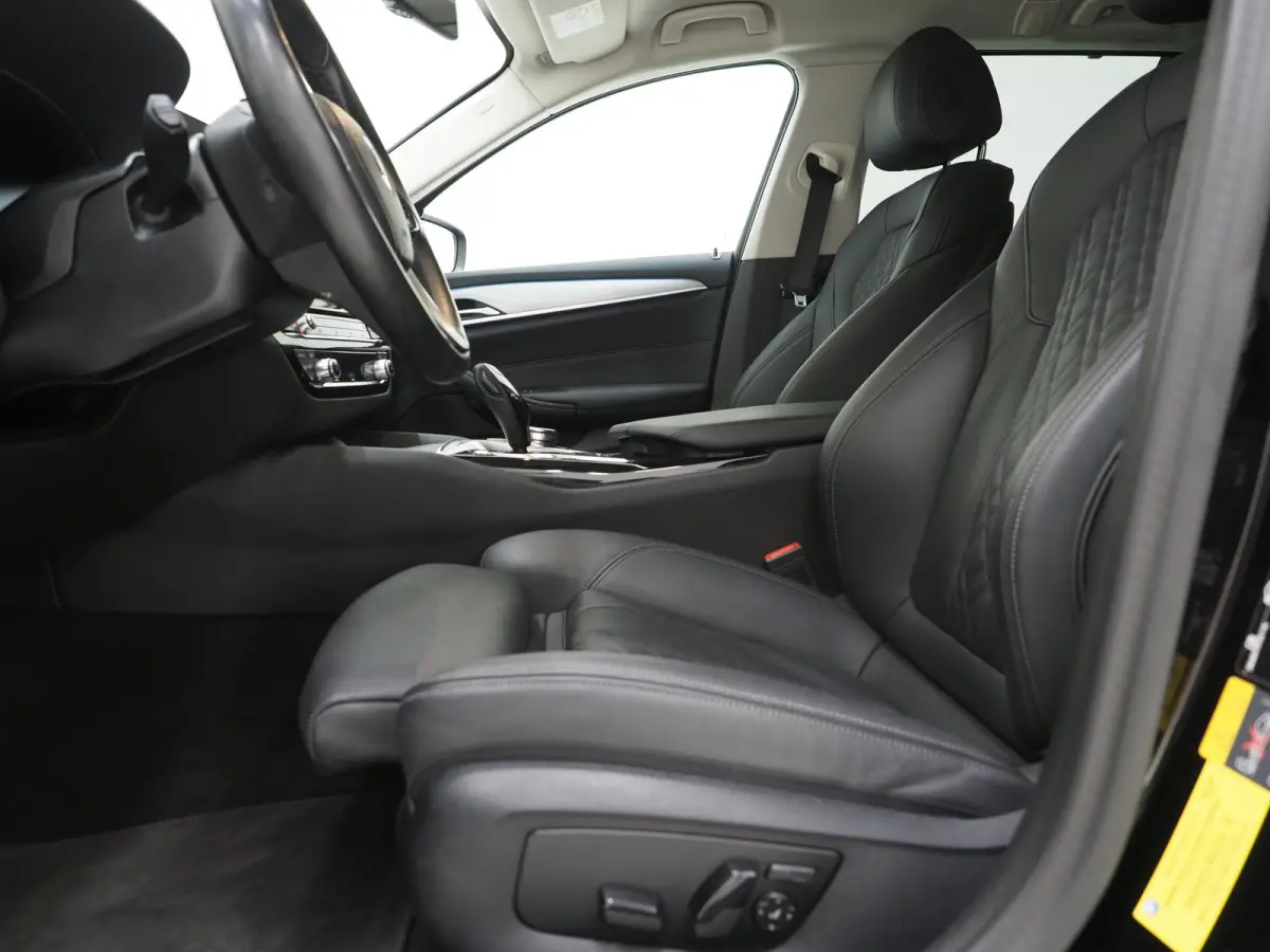 530e | Leder | Trekhaak | Keyless | Camera | Sfeerlicht | Dodehoek | Cruise | Carplay