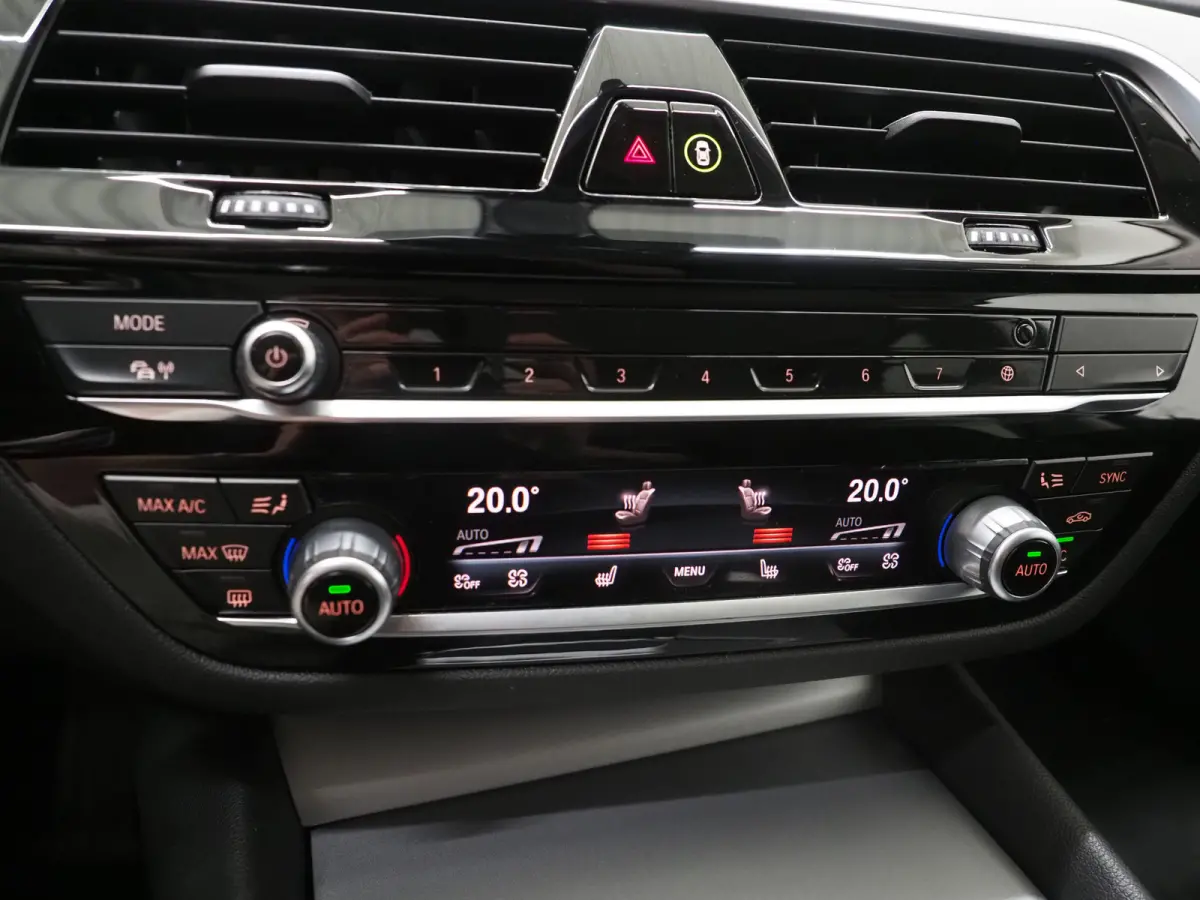 530e | Leder | Trekhaak | Keyless | Camera | Sfeerlicht | Dodehoek | Cruise | Carplay