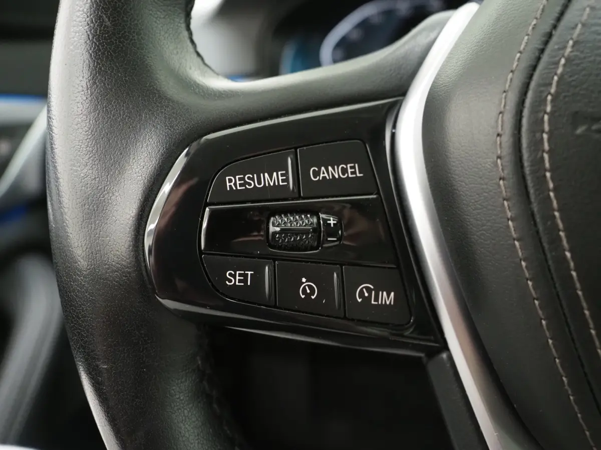 530e | Leder | Trekhaak | Keyless | Camera | Sfeerlicht | Dodehoek | Cruise | Carplay