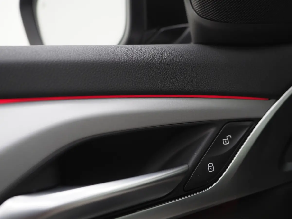 530e | Leder | Trekhaak | Keyless | Camera | Sfeerlicht | Dodehoek | Cruise | Carplay