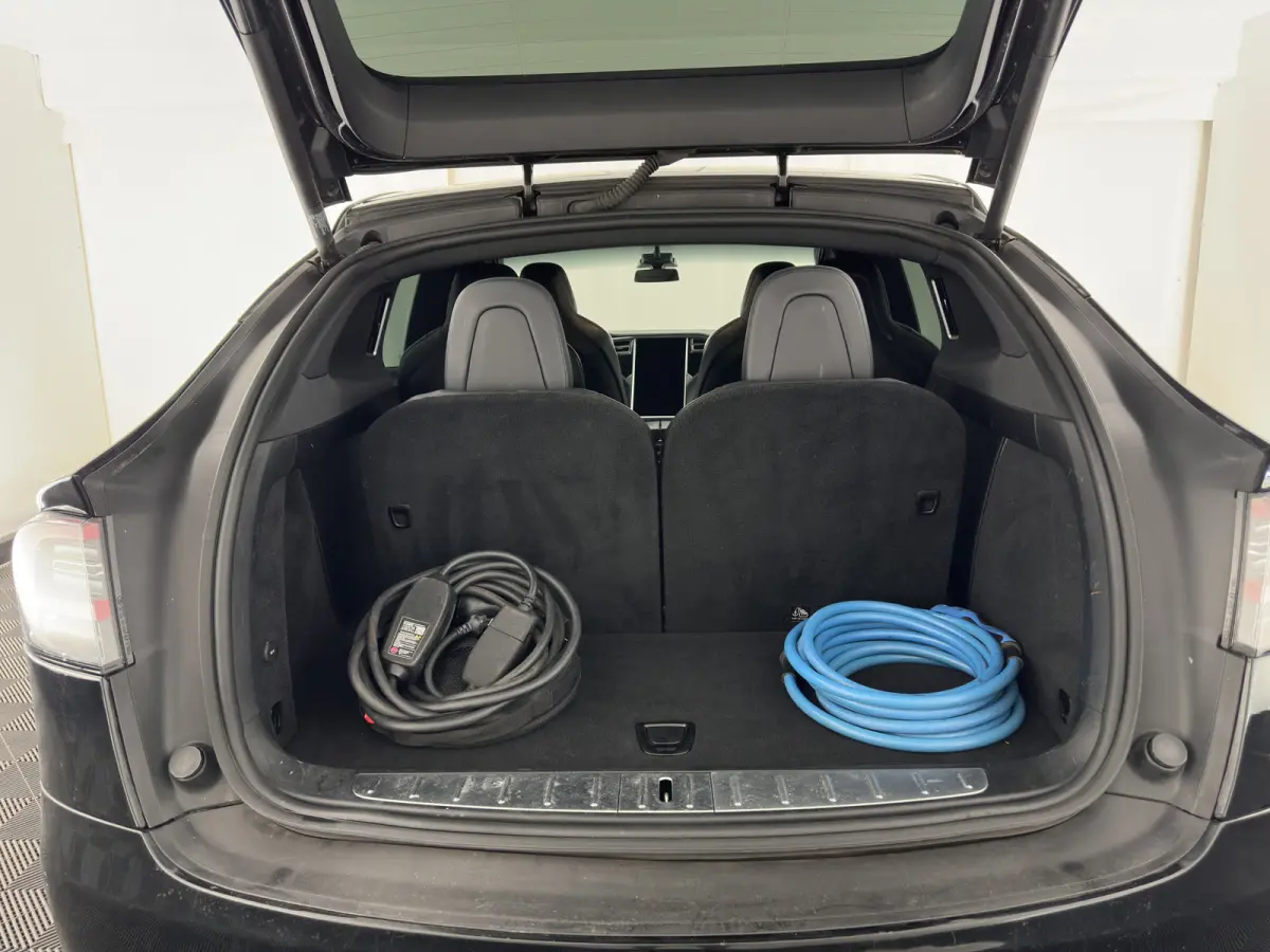 100D [ 6-Pers. ] [3-Fase-11kW] {SoH-81%} Aut. *PANO-WINDOW | AUTO-PILOT | LEATHER-FABRIC | NAVI-FULLMAP | FULL-LED | AIRSUSPENSION | DIGI-COCKPIT | CCS-FASTLOADER | KEYLESS | DAB+ | HEATED-S
