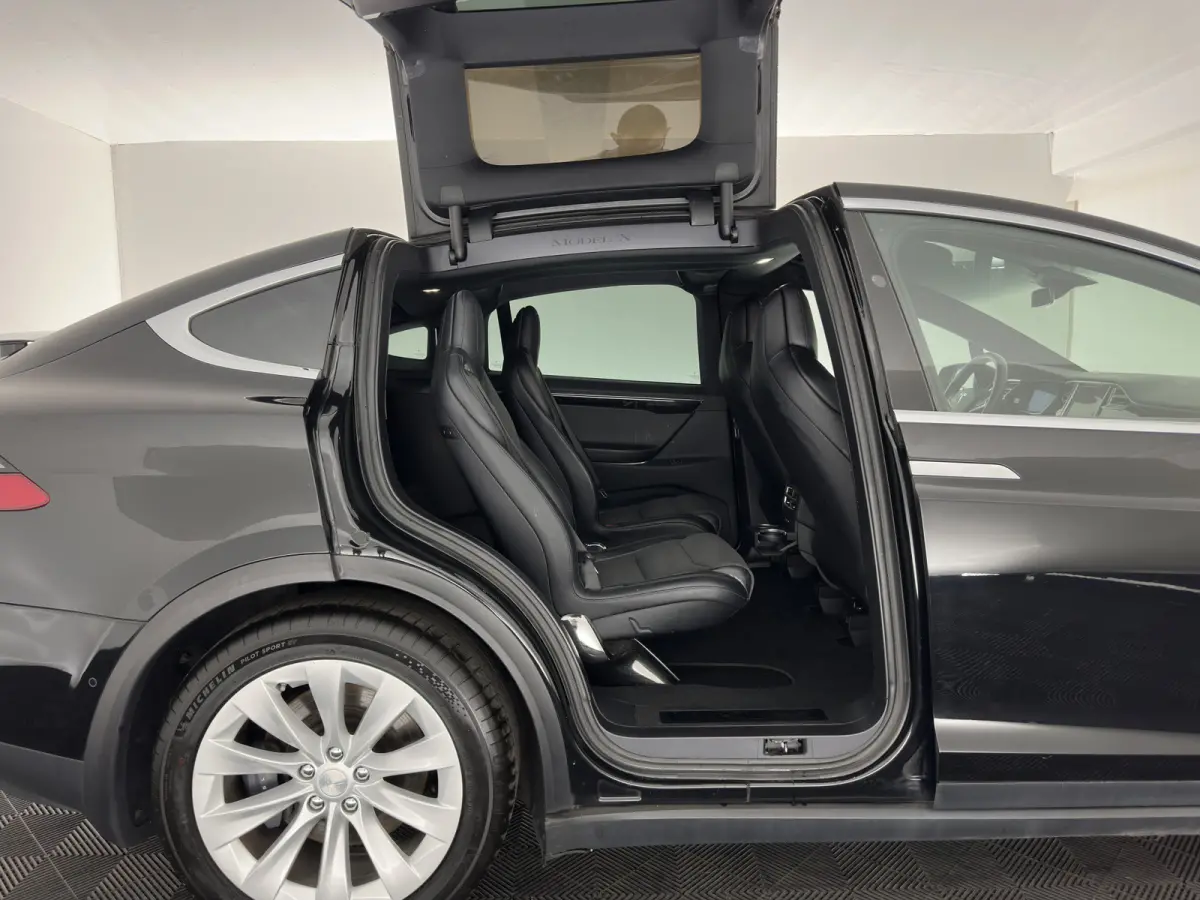 100D [ 6-Pers. ] [3-Fase-11kW] {SoH-81%} Aut. *PANO-WINDOW | AUTO-PILOT | LEATHER-FABRIC | NAVI-FULLMAP | FULL-LED | AIRSUSPENSION | DIGI-COCKPIT | CCS-FASTLOADER | KEYLESS | DAB+ | HEATED-S
