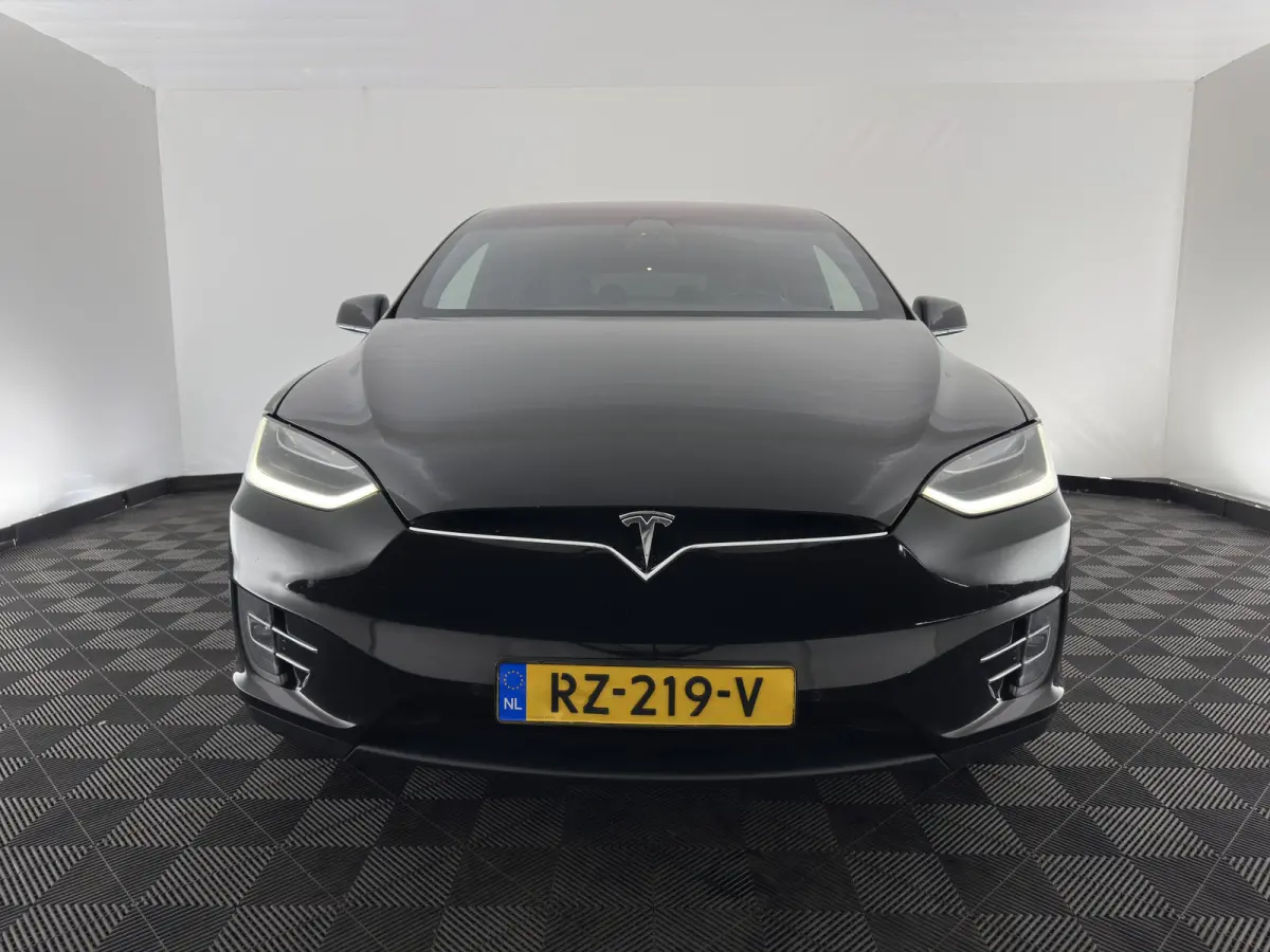 100D [ 6-Pers. ] [3-Fase-11kW] {SoH-81%} Aut. *PANO-WINDOW | AUTO-PILOT | LEATHER-FABRIC | NAVI-FULLMAP | FULL-LED | AIRSUSPENSION | DIGI-COCKPIT | CCS-FASTLOADER | KEYLESS | DAB+ | HEATED-S