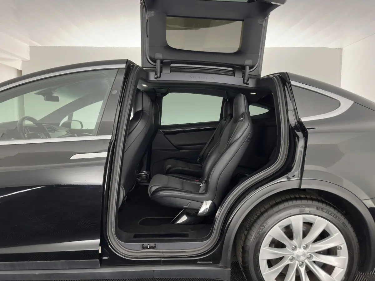 100D [ 6-Pers. ] [3-Fase-11kW] {SoH-81%} Aut. *PANO-WINDOW | AUTO-PILOT | LEATHER-FABRIC | NAVI-FULLMAP | FULL-LED | AIRSUSPENSION | DIGI-COCKPIT | CCS-FASTLOADER | KEYLESS | DAB+ | HEATED-S