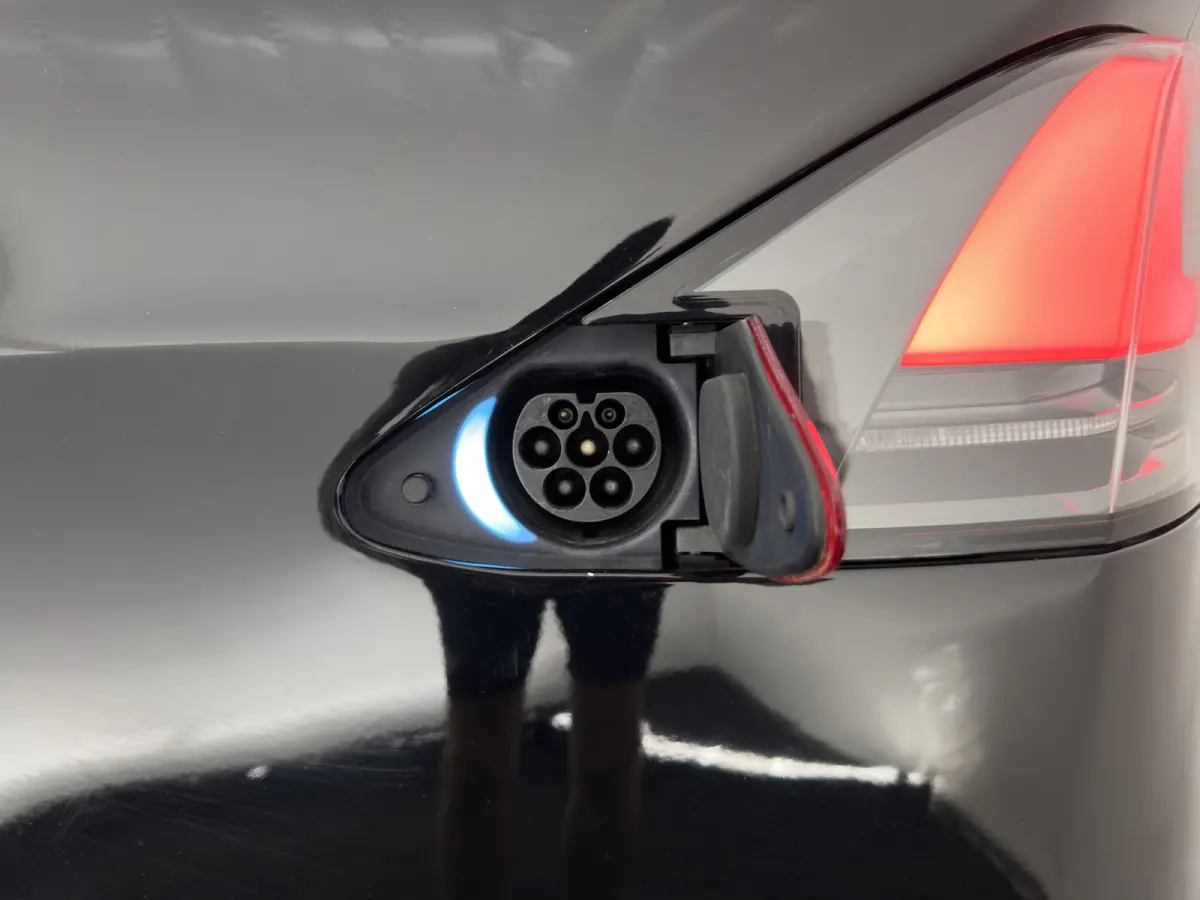 100D [ 6-Pers. ] [3-Fase-11kW] {SoH-81%} Aut. *PANO-WINDOW | AUTO-PILOT | LEATHER-FABRIC | NAVI-FULLMAP | FULL-LED | AIRSUSPENSION | DIGI-COCKPIT | CCS-FASTLOADER | KEYLESS | DAB+ | HEATED-S