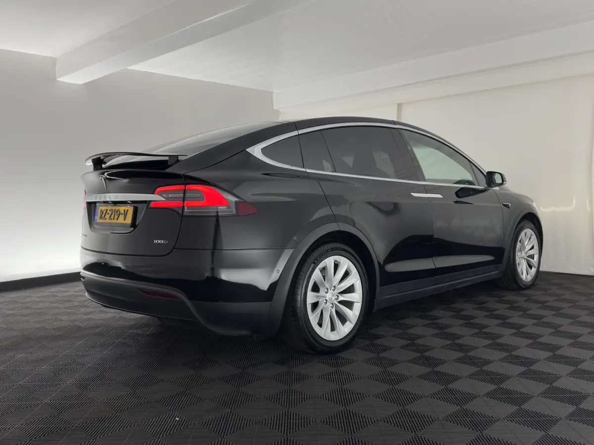 100D [ 6-Pers. ] [3-Fase-11kW] {SoH-81%} Aut. *PANO-WINDOW | AUTO-PILOT | LEATHER-FABRIC | NAVI-FULLMAP | FULL-LED | AIRSUSPENSION | DIGI-COCKPIT | CCS-FASTLOADER | KEYLESS | DAB+ | HEATED-S