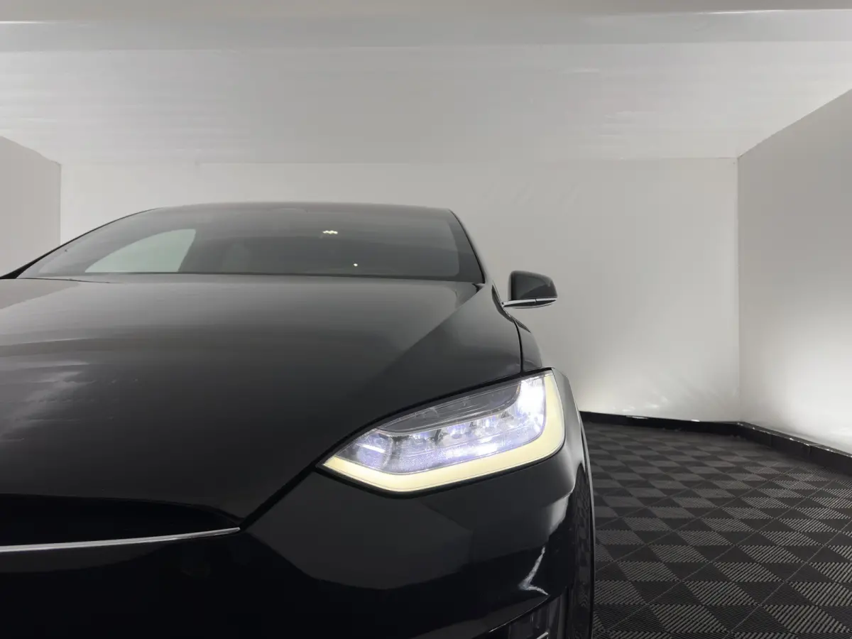 100D [ 6-Pers. ] [3-Fase-11kW] {SoH-81%} Aut. *PANO-WINDOW | AUTO-PILOT | LEATHER-FABRIC | NAVI-FULLMAP | FULL-LED | AIRSUSPENSION | DIGI-COCKPIT | CCS-FASTLOADER | KEYLESS | DAB+ | HEATED-S