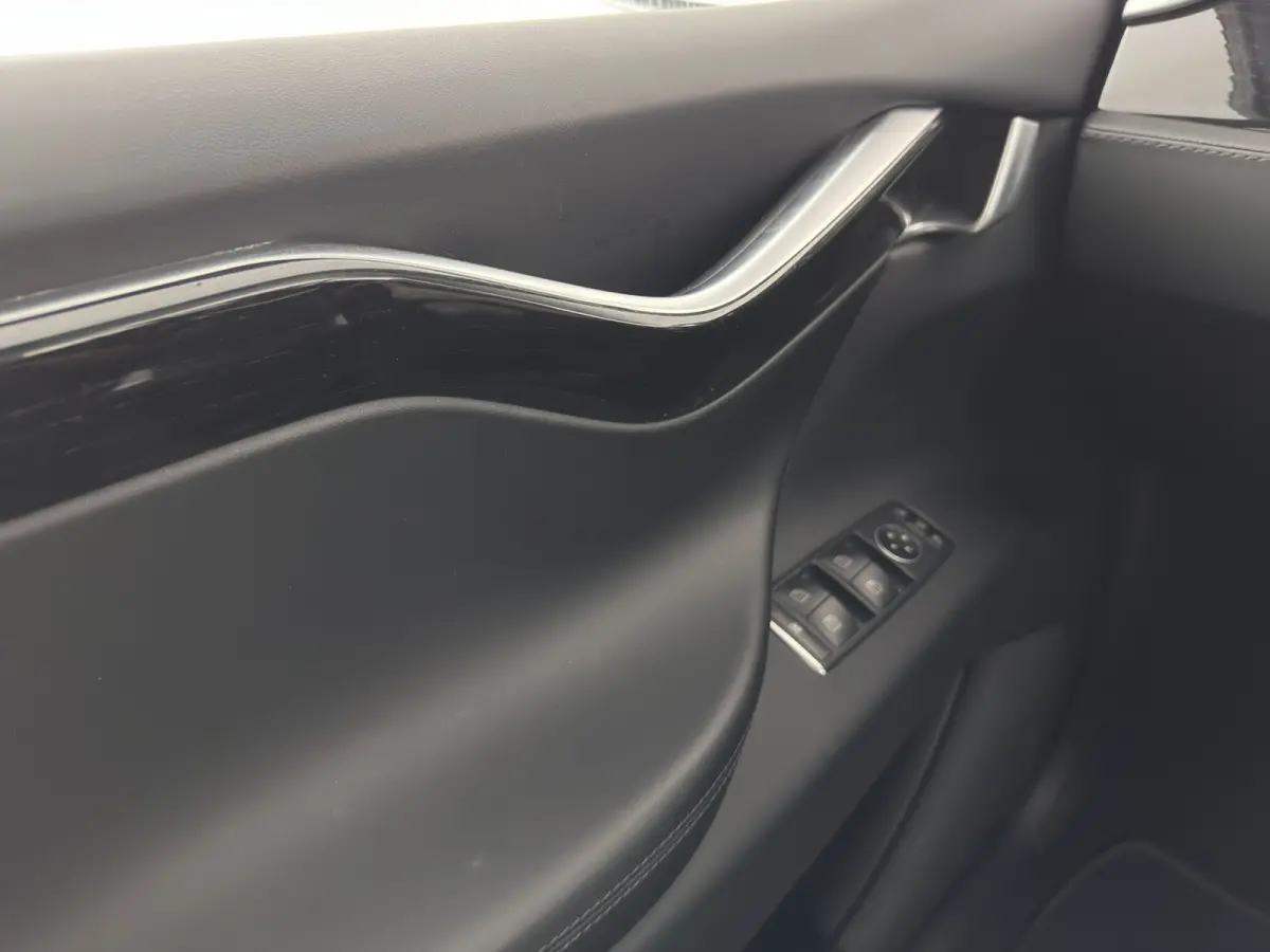 100D [ 6-Pers. ] [3-Fase-11kW] {SoH-81%} Aut. *PANO-WINDOW | AUTO-PILOT | LEATHER-FABRIC | NAVI-FULLMAP | FULL-LED | AIRSUSPENSION | DIGI-COCKPIT | CCS-FASTLOADER | KEYLESS | DAB+ | HEATED-S