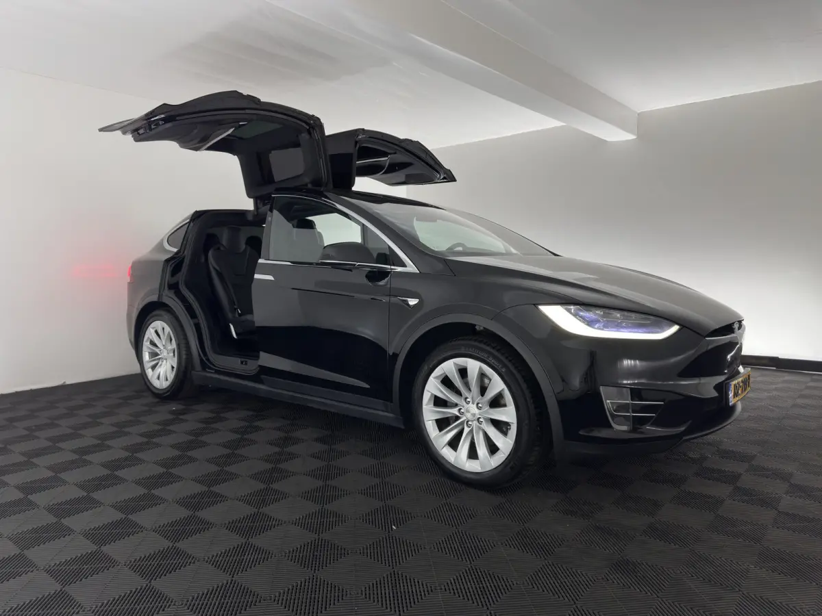 100D [ 6-Pers. ] [3-Fase-11kW] {SoH-81%} Aut. *PANO-WINDOW | AUTO-PILOT | LEATHER-FABRIC | NAVI-FULLMAP | FULL-LED | AIRSUSPENSION | DIGI-COCKPIT | CCS-FASTLOADER | KEYLESS | DAB+ | HEATED-S