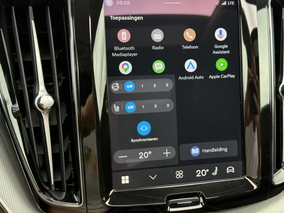 2.0 T6 Plug-in hybrid AWD Plus Dark | Trekhaak | Pano | Memory | H/K Audio | 360* Camera