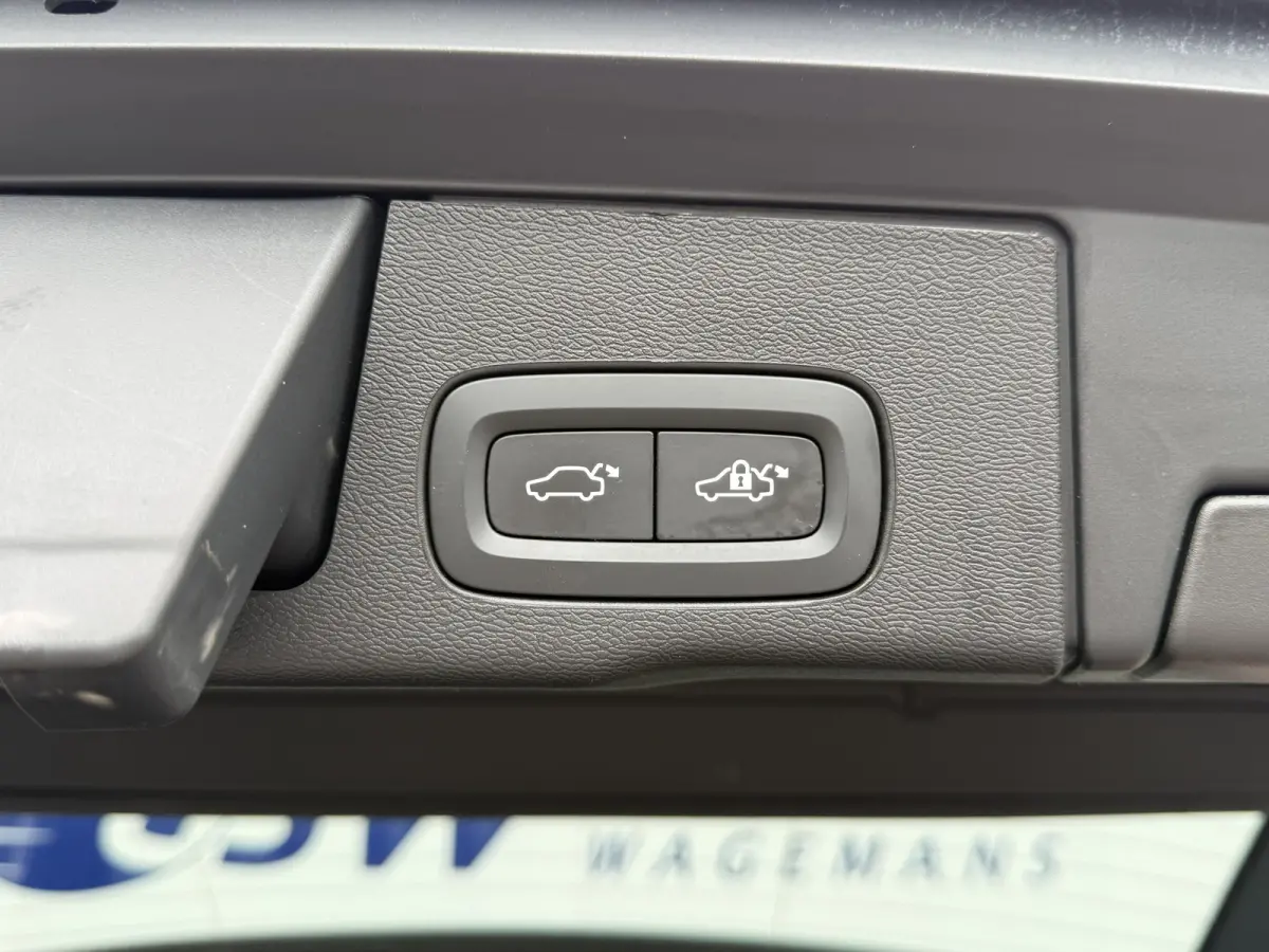 2.0 T6 Plug-in hybrid AWD Plus Dark | Trekhaak | Pano | Memory | H/K Audio | 360* Camera