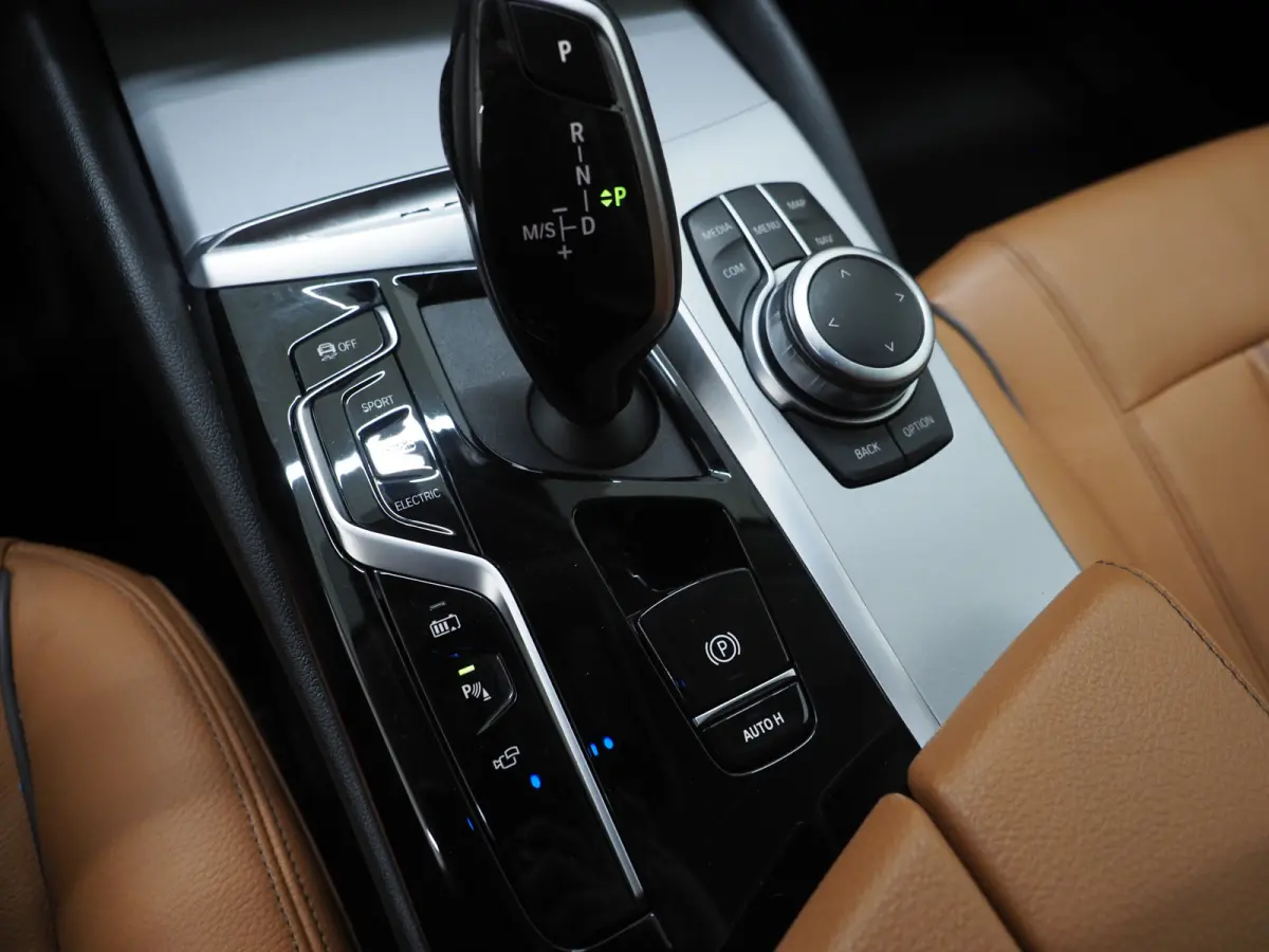 520e | Leder | HUD | Adaptive Cruise | 360 | Dodehoek | Sfeerlicht | Stoelverwarming