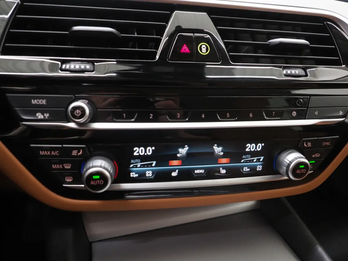 520e | Leder | HUD | Adaptive Cruise | 360 | Dodehoek | Sfeerlicht | Stoelverwarming